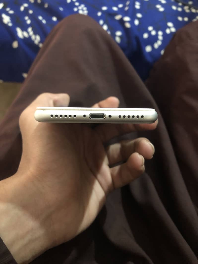 Apple iPhone 8 3