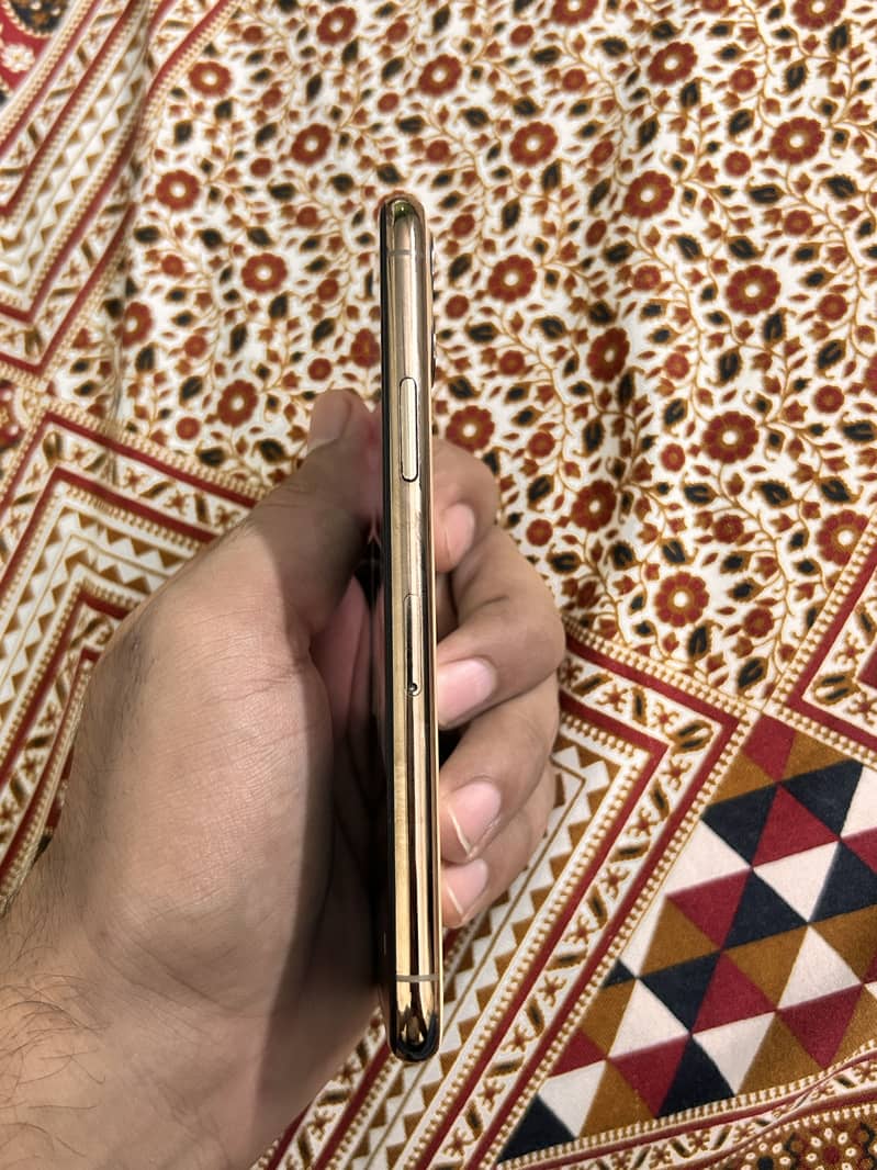 Apple iPhone 11 Pro 4