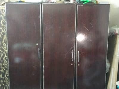 3 doors wardrobe 2 side gathered 1 side separate