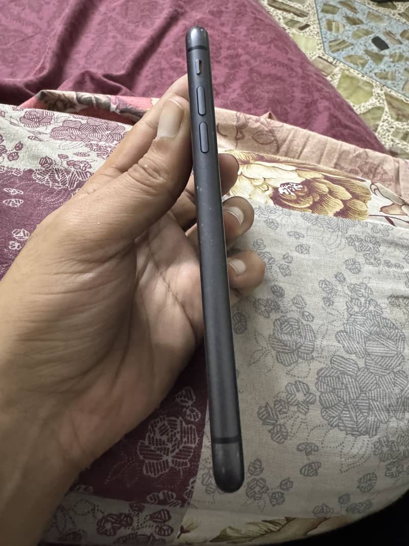 Apple iPhone 11 4