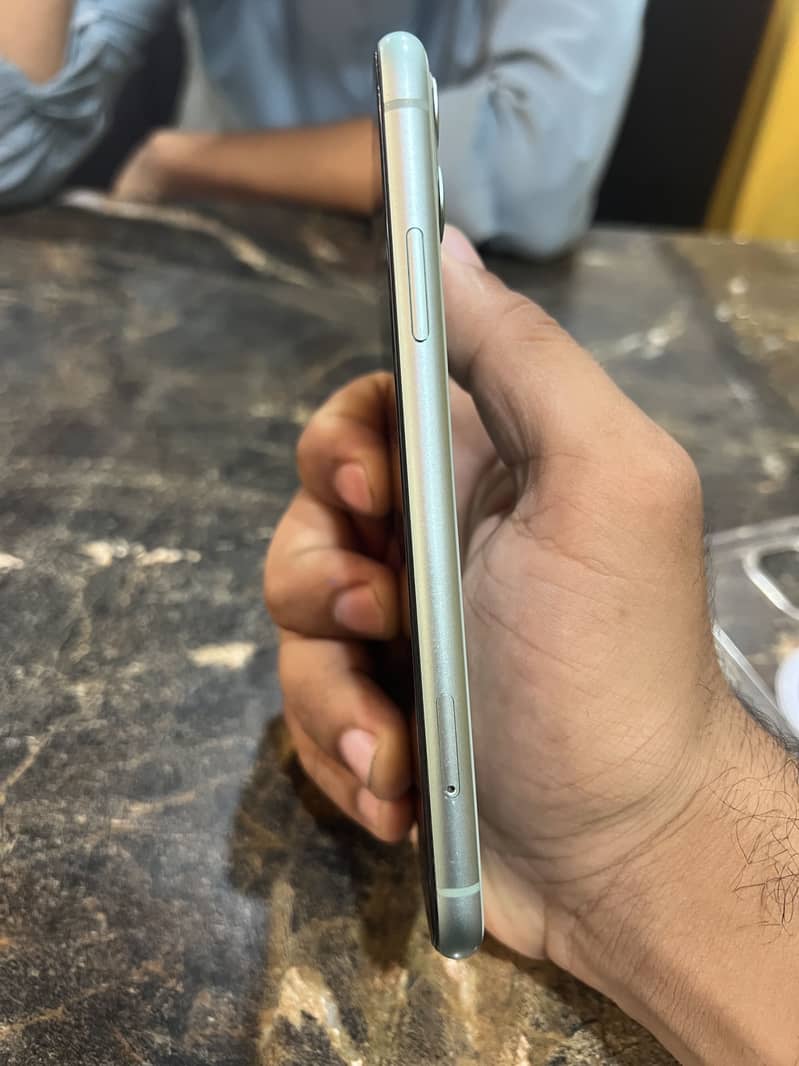Apple iPhone 11 3