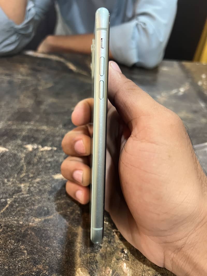 Apple iPhone 11 4