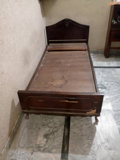 Single size bed hai, ghar/room ke liye suitable hai.