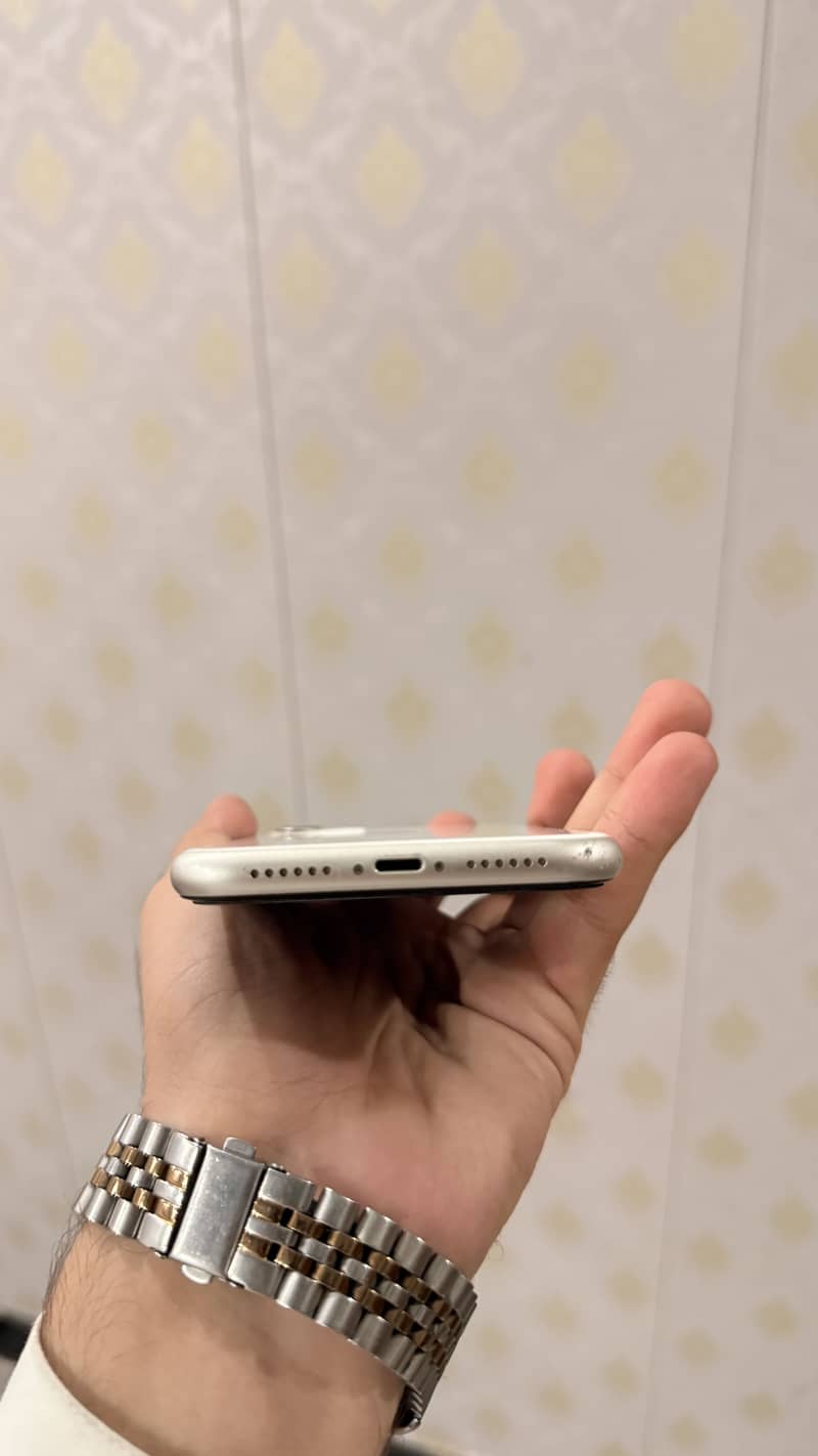 Apple iPhone 11 4