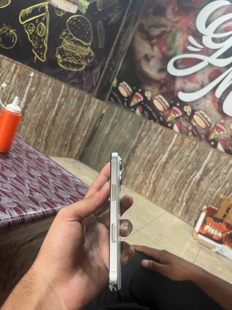Apple iPhone 16 Pro 1
