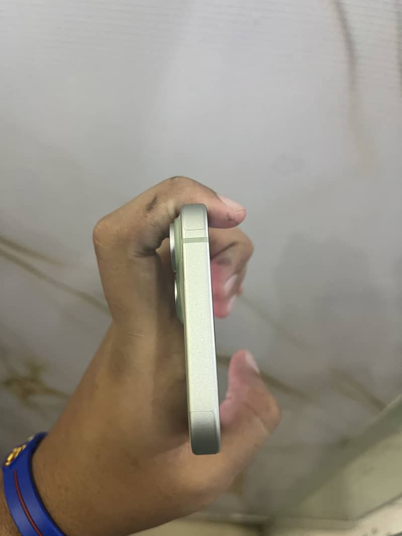 Apple iPhone 15 4