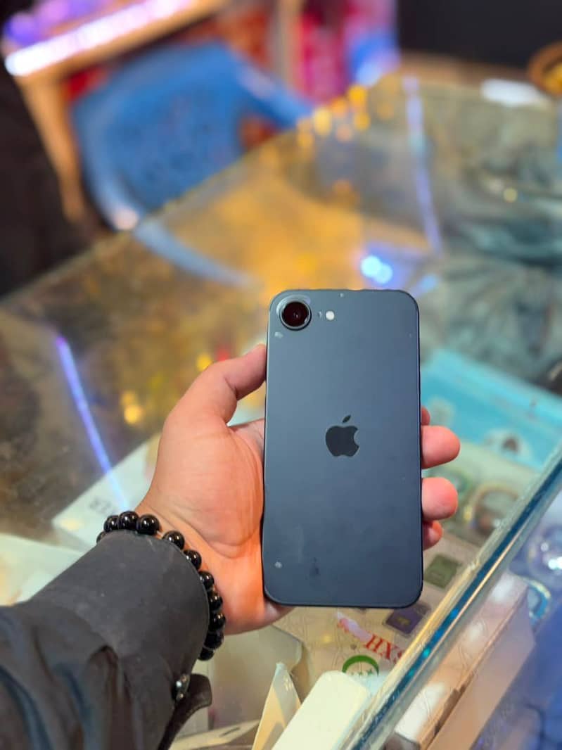 Apple iPhone 16e 0