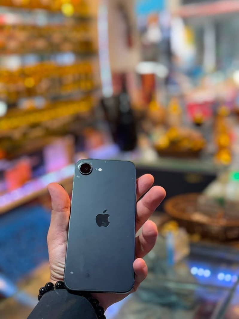 Apple iPhone 16e 2