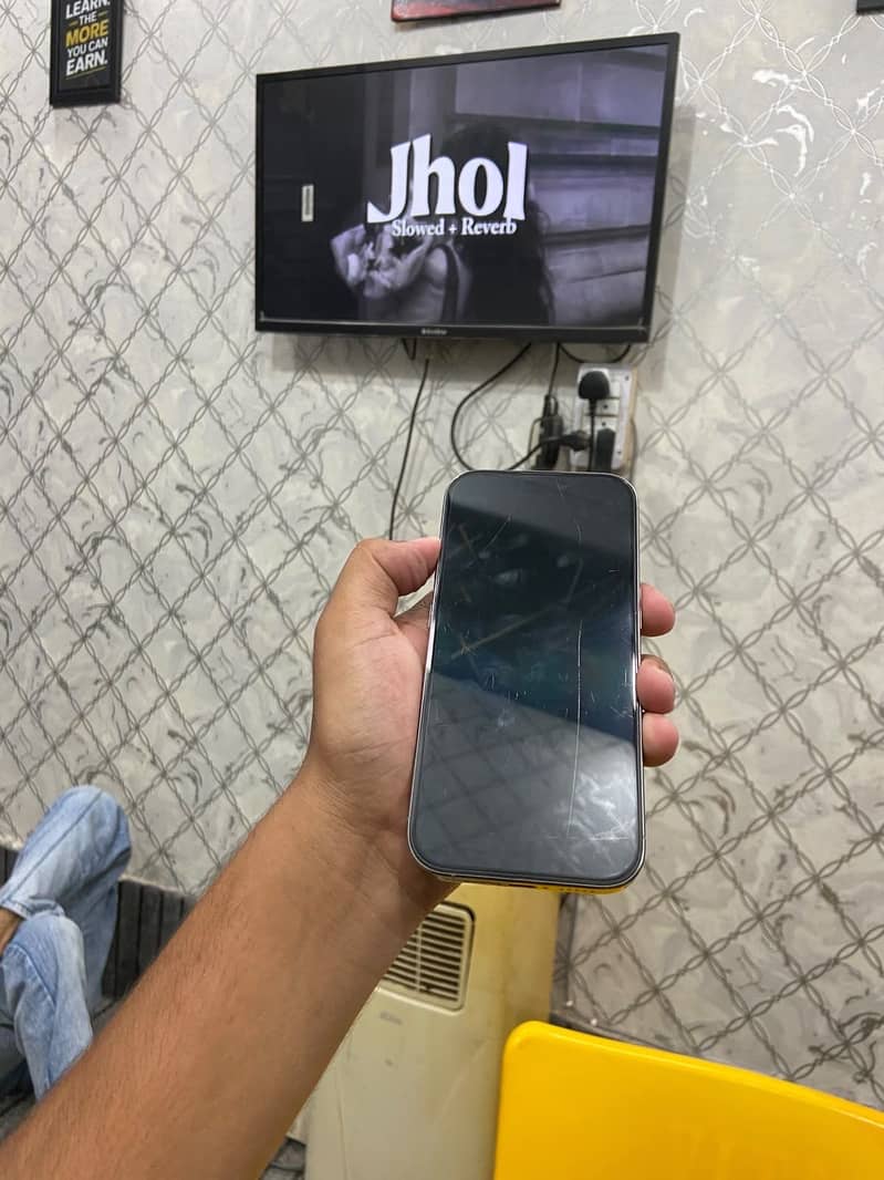 Apple iPhone 16 Pro 2