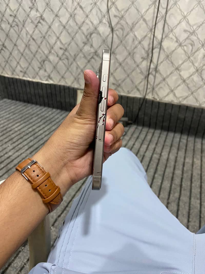 Apple iPhone 16 Pro 3