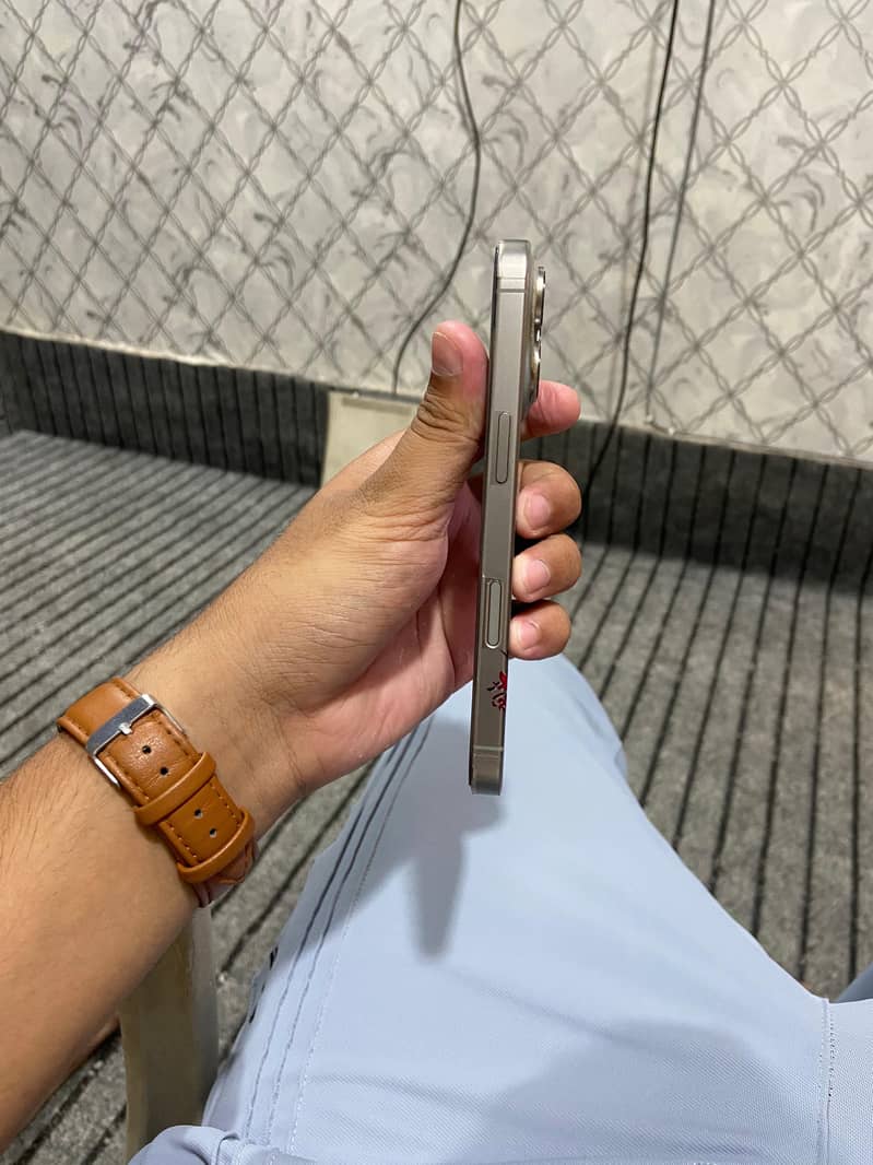 Apple iPhone 16 Pro 6