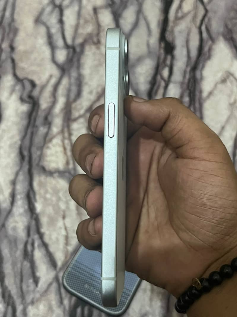 Apple iPhone 15 4