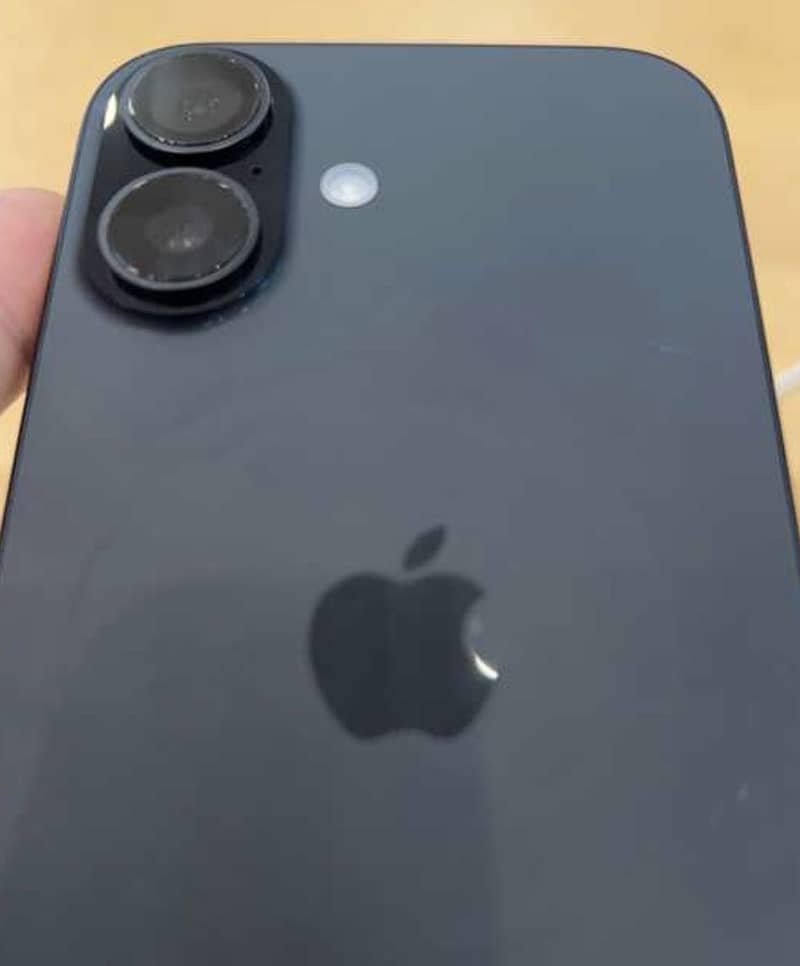 Apple iPhone 16 1