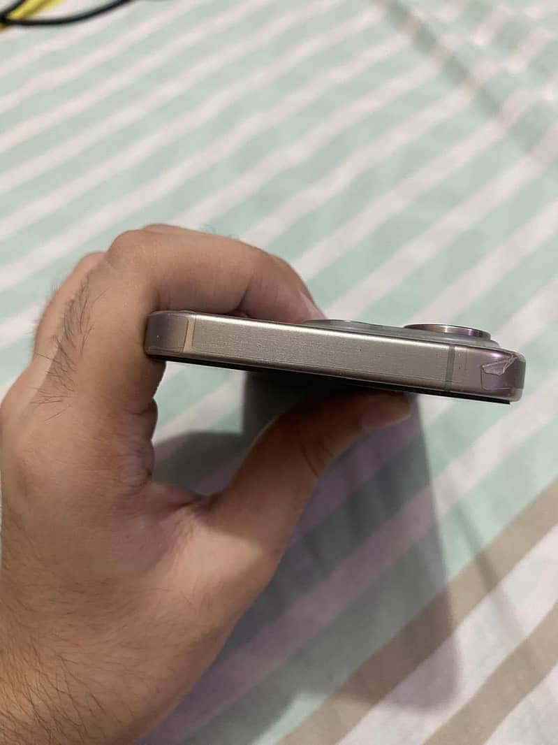 Apple iPhone 15 Pro 4