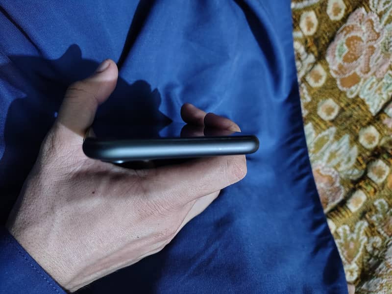 Apple iPhone 11 3