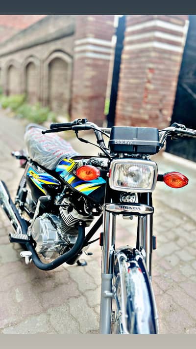 JUNE KA LIYA HY BRNAD NEW HY FOR SALE 125 WITH NUMBER DOCUMENTS