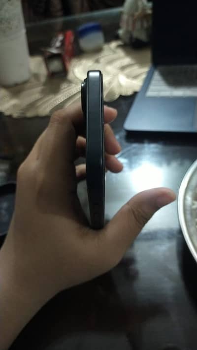 Apple iPhone 16