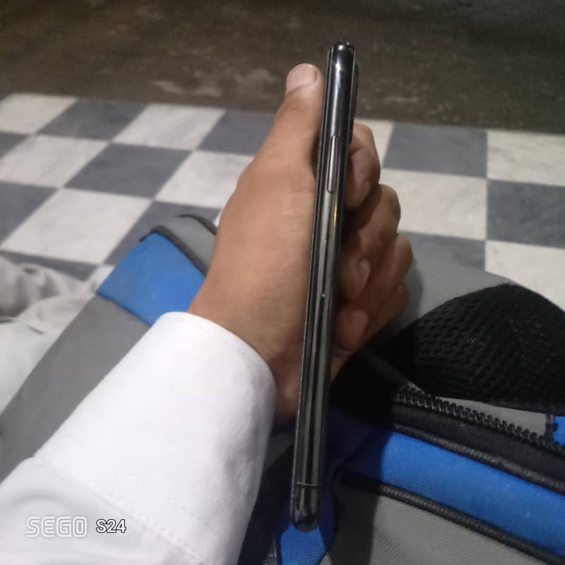 Apple iPhone X 4