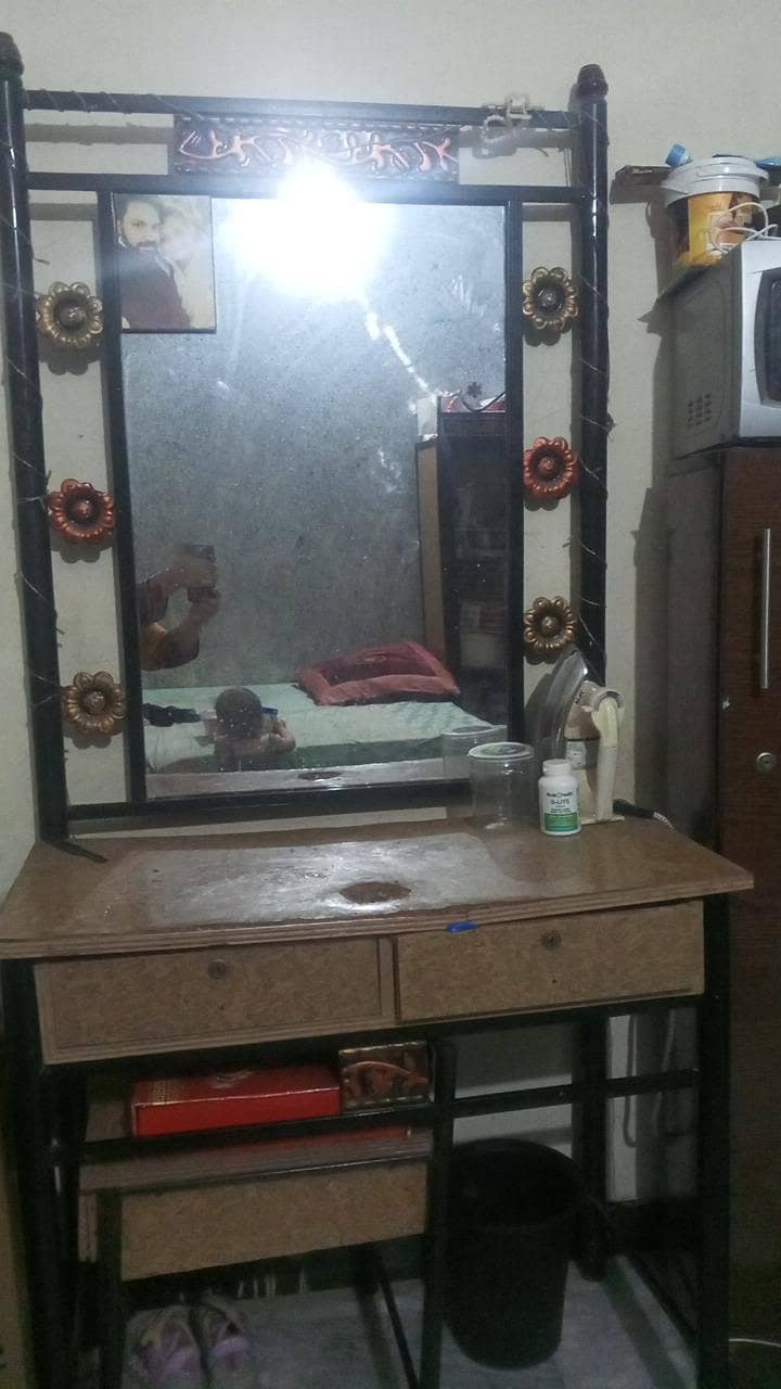 iron dressing table 0