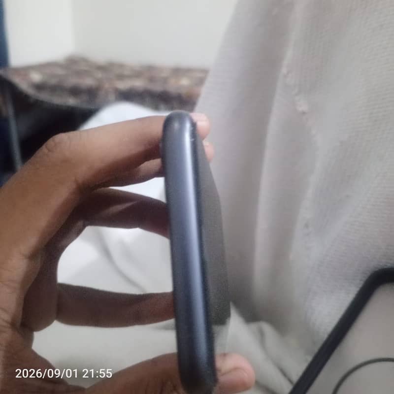 Apple iPhone 11 3