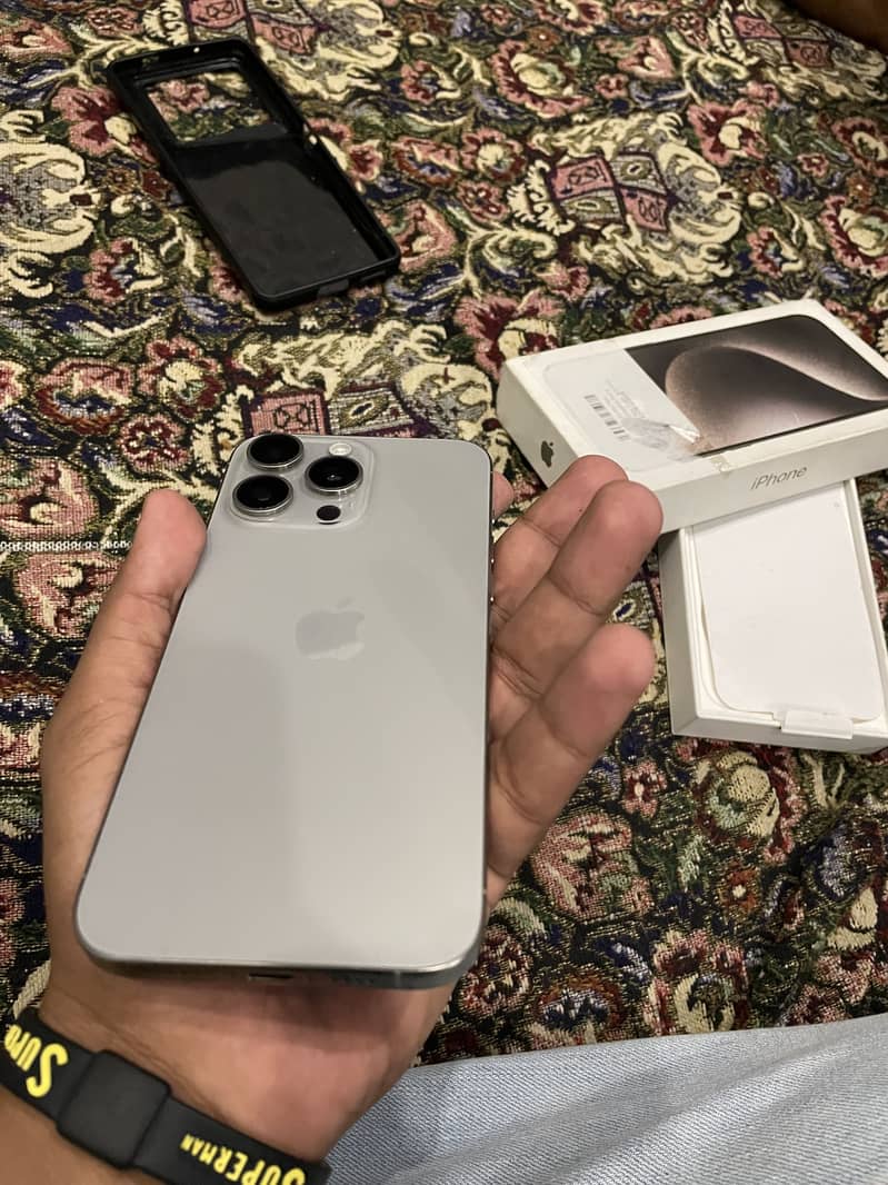 Apple iPhone 15 Pro Max 4