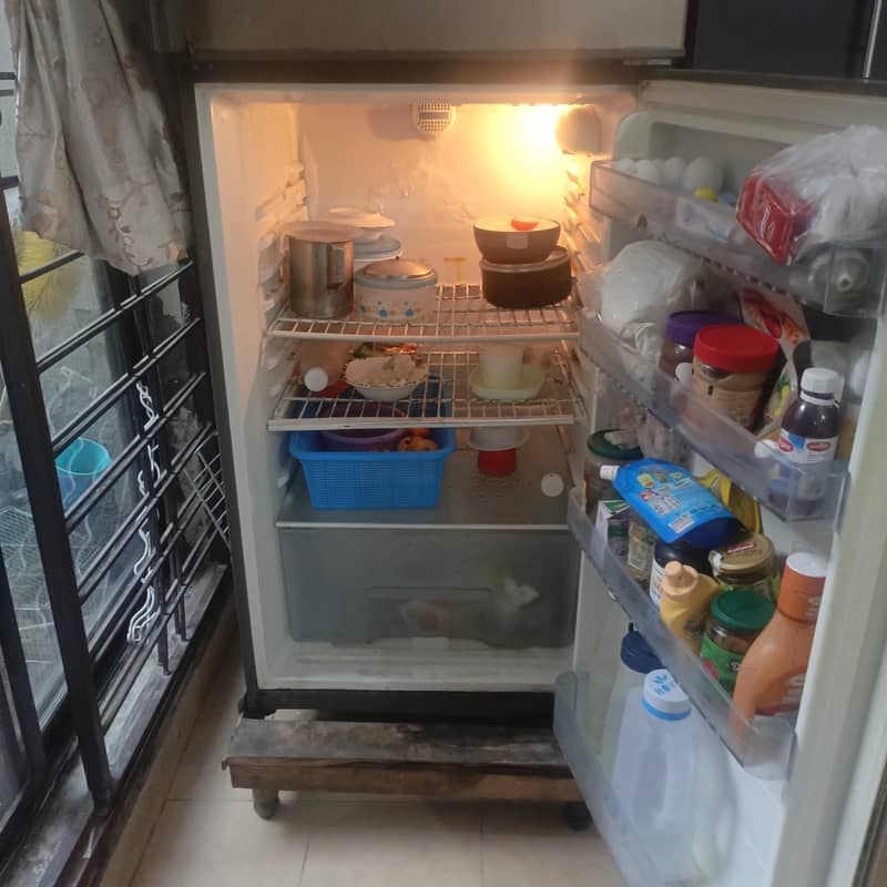 working condition refregerator 8