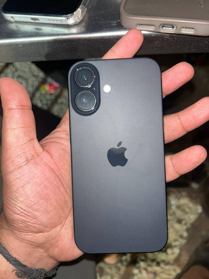 Apple iPhone 16 1