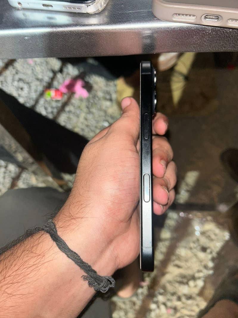 Apple iPhone 16 4