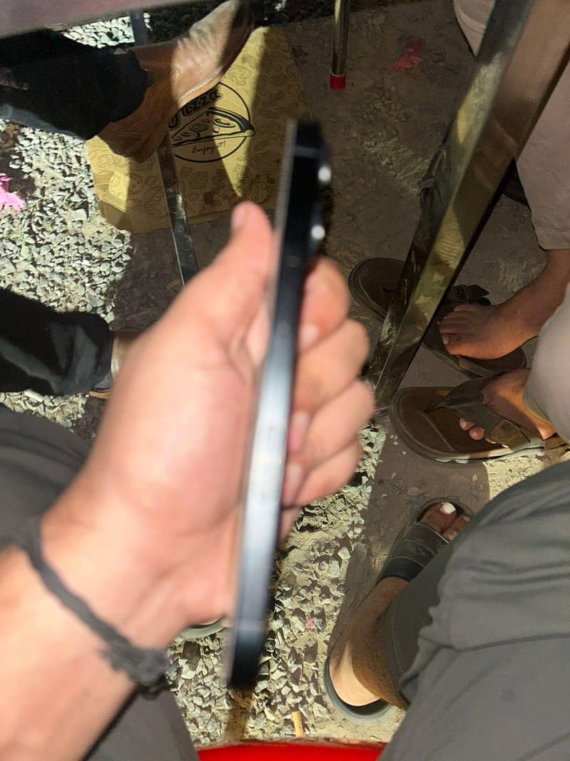 Apple iPhone 16 6