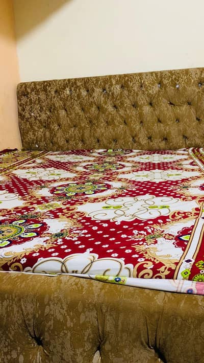 Beautiful Bed Set – 5 Months Used, Like New یا سادہ: