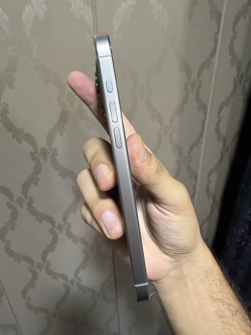 Apple iPhone 15 Pro Max 4