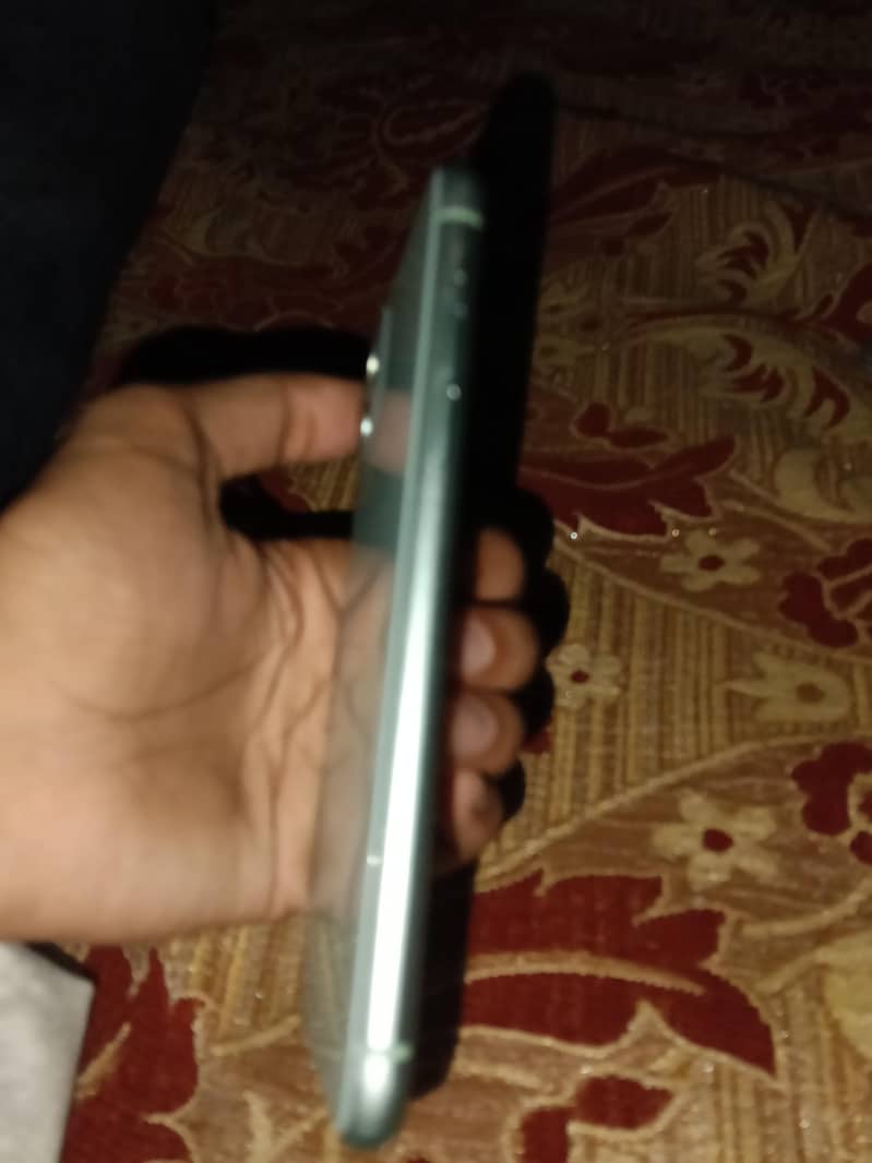 Apple iPhone 11 3