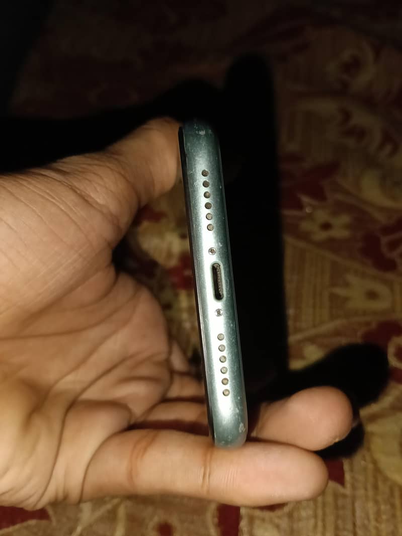 Apple iPhone 11 4