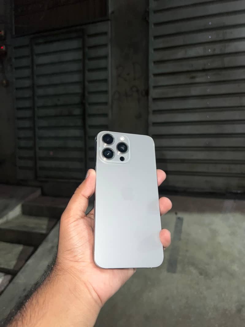 Apple iPhone 15 Pro Max 2