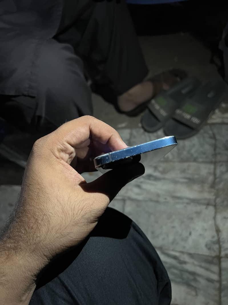 Apple iPhone 12 4