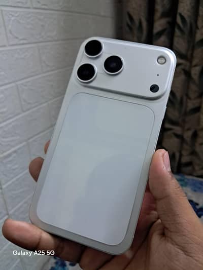 Apple iPhone XR convertd 17 pro