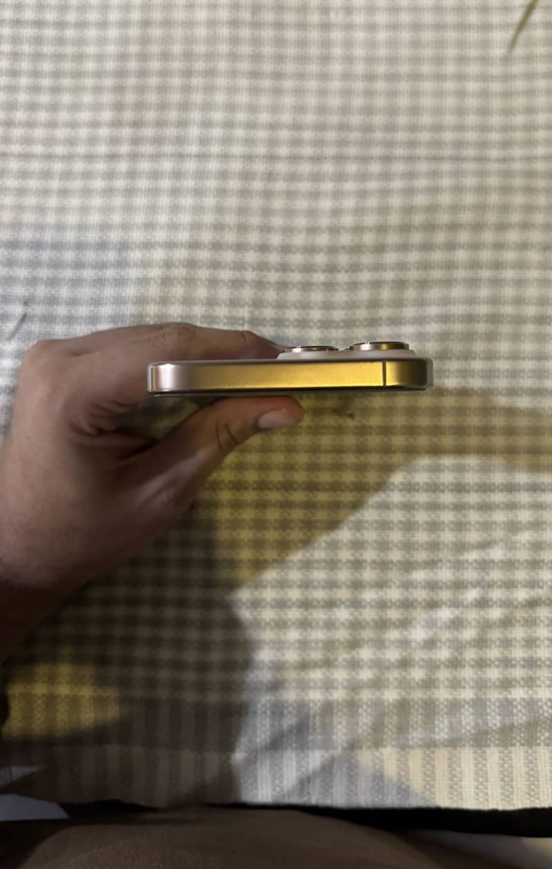 Apple iPhone 16 Pro Max 8