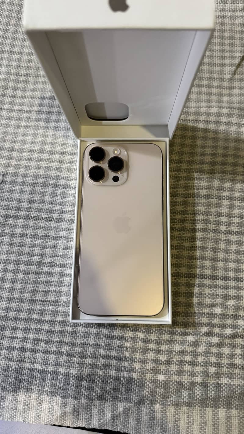 Apple iPhone 16 Pro Max 9