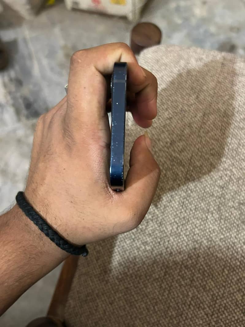 Apple iPhone 12 4