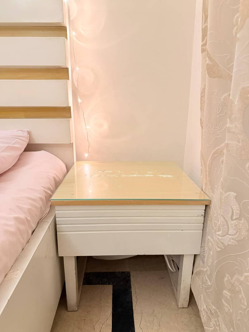 Queen-size bed 2