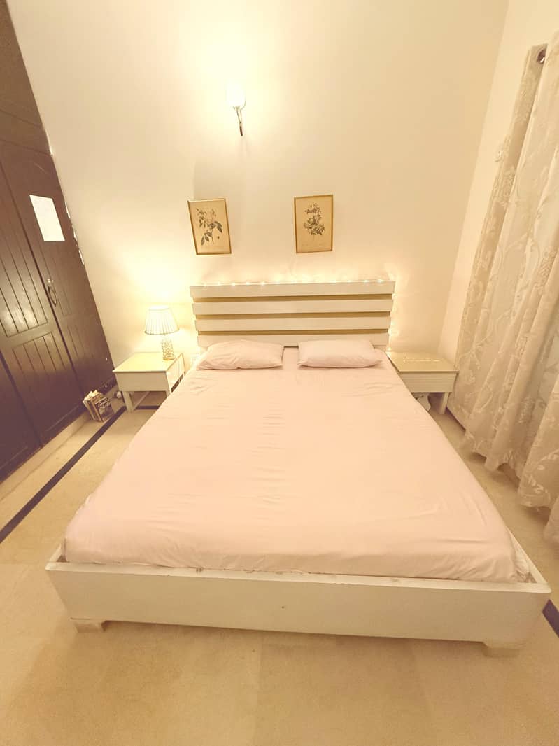 Queen-size bed 4