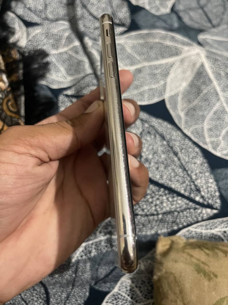 Apple iPhone X 4