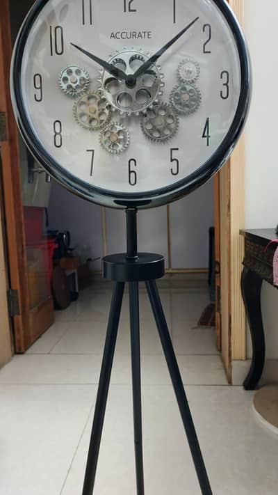 Tripod Standing Clock – Vintage Gear Design