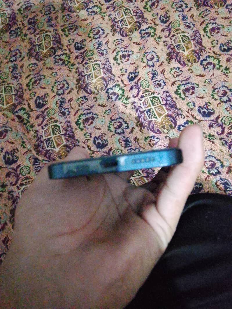 Apple iPhone 13 4