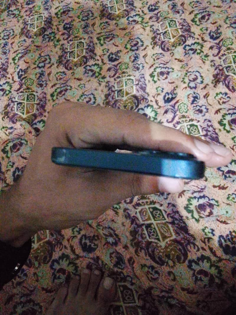 Apple iPhone 13 5