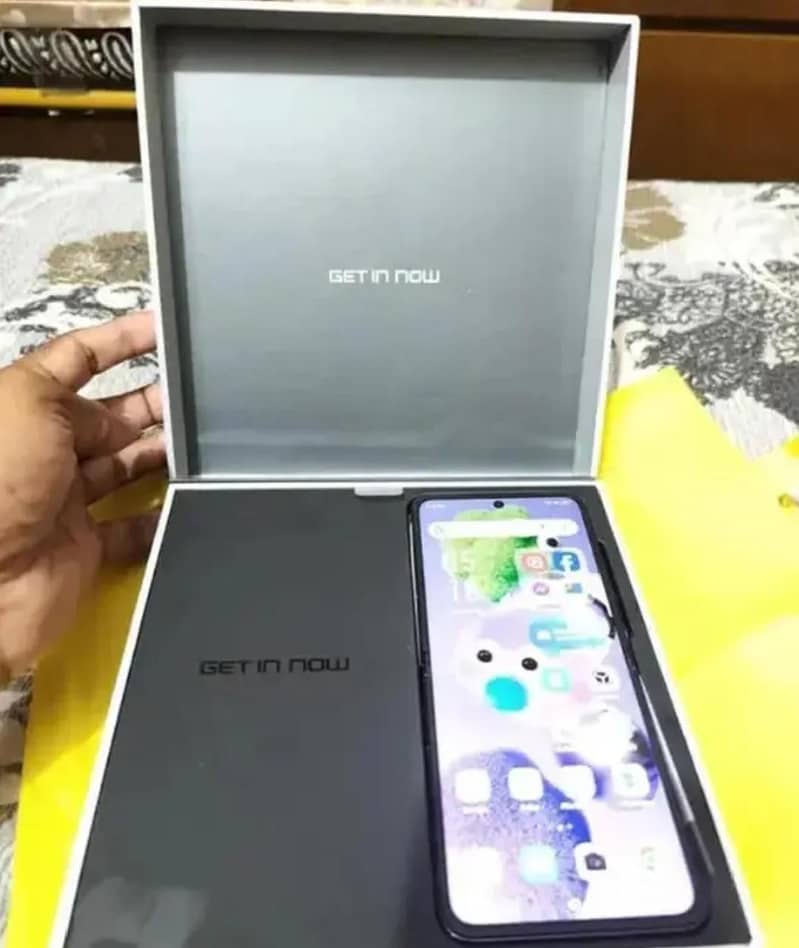 Infinix Zero Flip 1