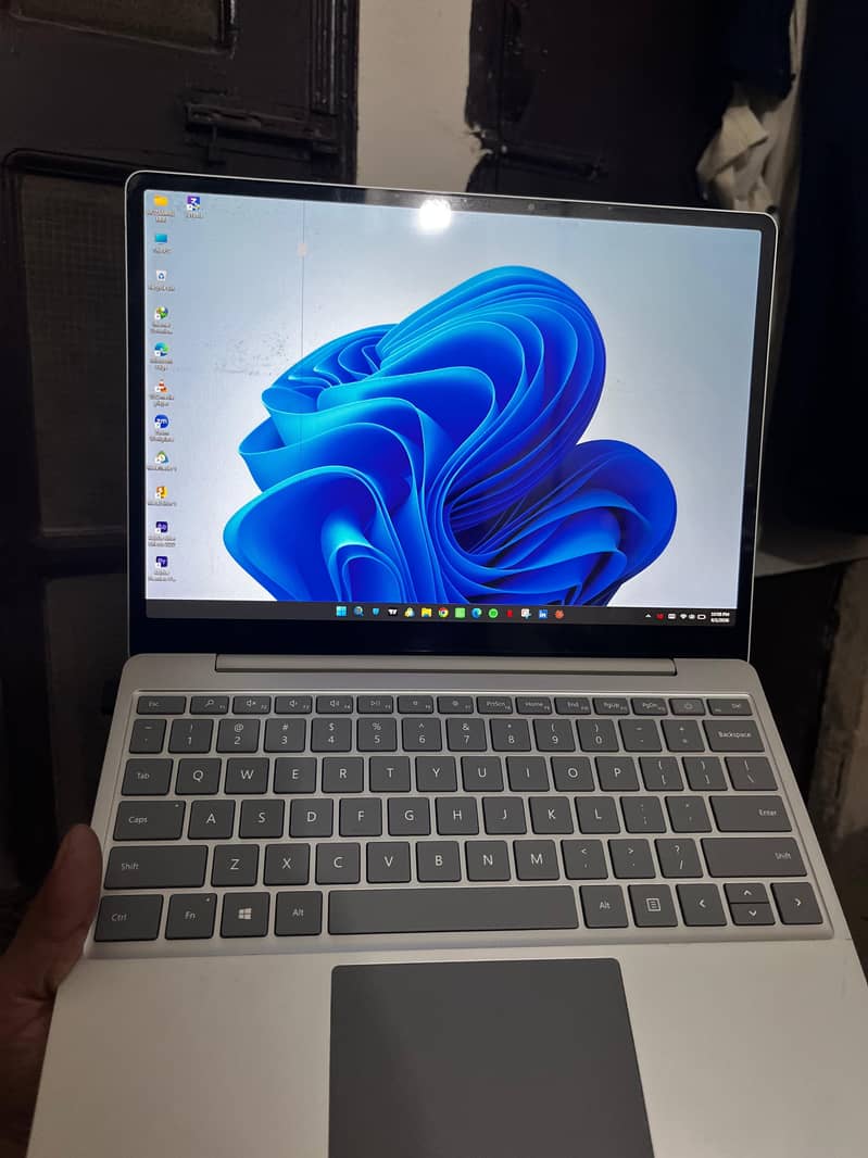 Surface laptop GO 4