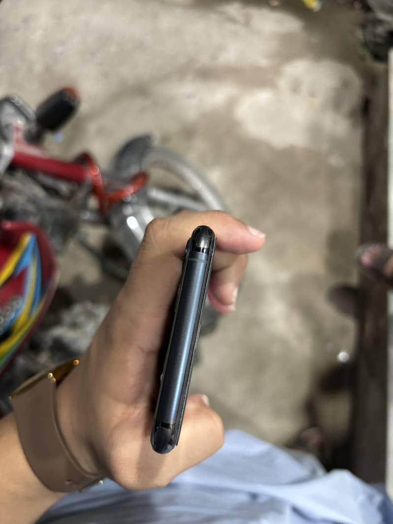 Apple iPhone 11 Pro Max 4