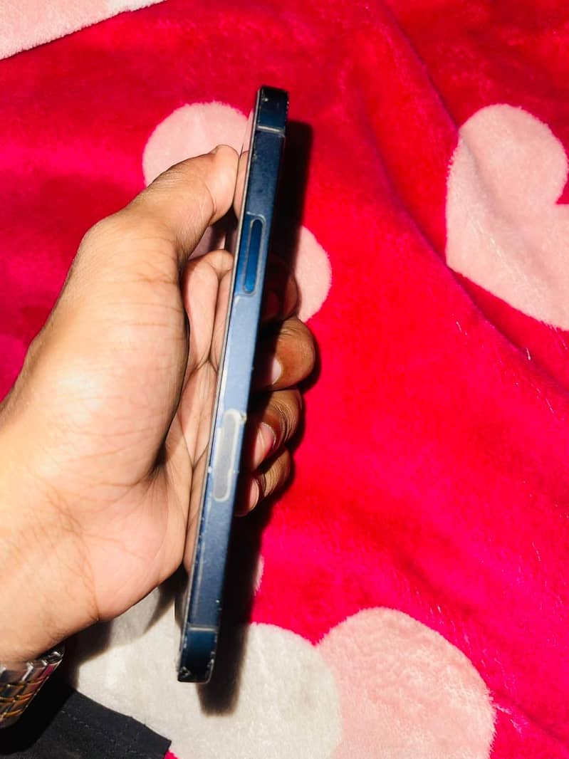 Apple iPhone 12 4