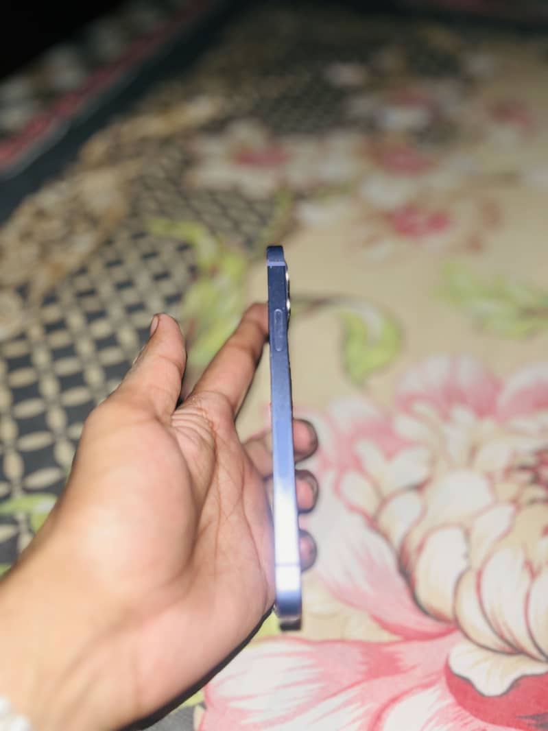 Apple iPhone 12 4